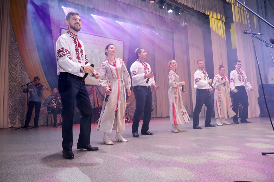 Гостям фестивалю сподобалися виступи ансамблю пісні й танцю Луганської обласної філармонії «Радани», а також представників аматорських музичних колективів. Фото з сайту Луганської ОДА