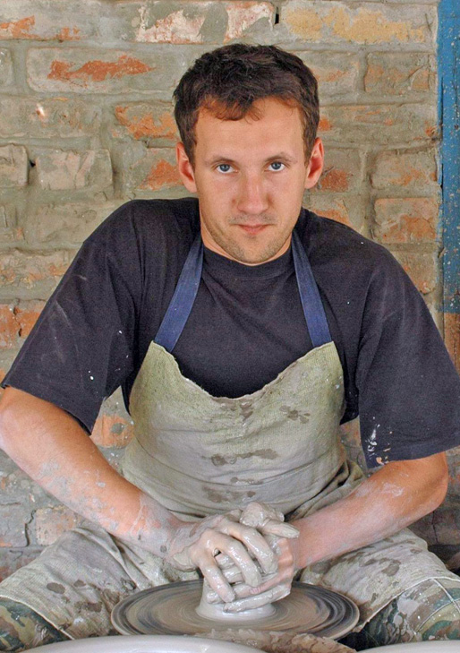 Руки Євгена Поступайла більше не сумують за гончарним кругом. Фото з сайту provce.ck.ua