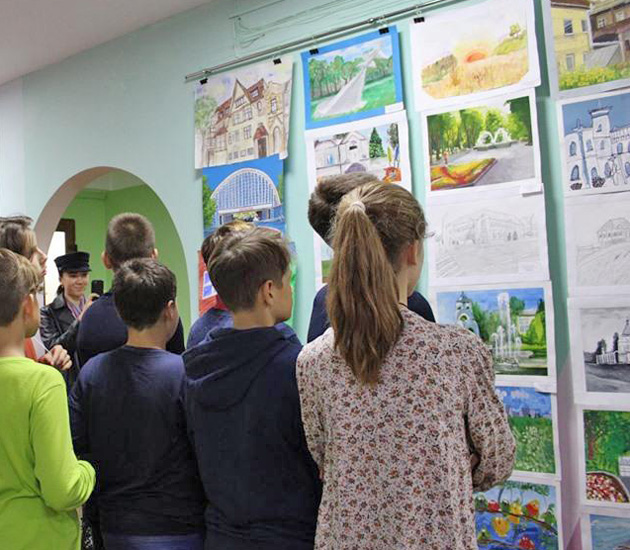 Роботи юних художників підбирали за підсумками відкритого обласного конкурсу дитячого малюнка. Фото з сайту kharkivoda.gov.ua