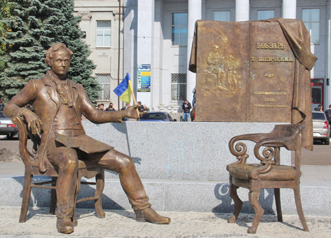 Новий пам’ятник Кобзареві в центрі Покровська. Фото з сайту orbita.dn.ua