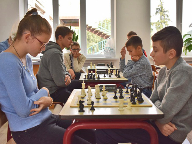 Тепер позмагатися з гуртківцями приходять і дорослі шахісти. Фото з сайту osvita-cherkasy.gov.ua