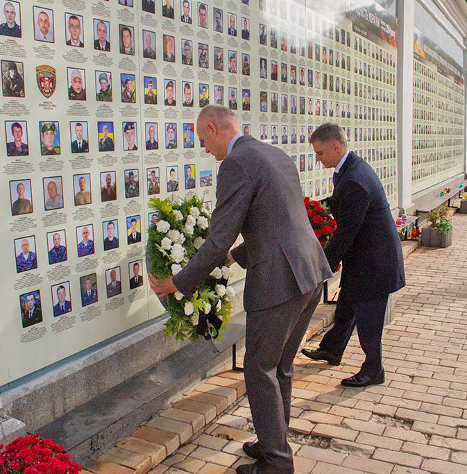 Стеф Блок і Вадим Пристайко вшанували пам’ять полеглих у війні з російським агресором. Фото з сайту twitter.com/MFA Ukraine
