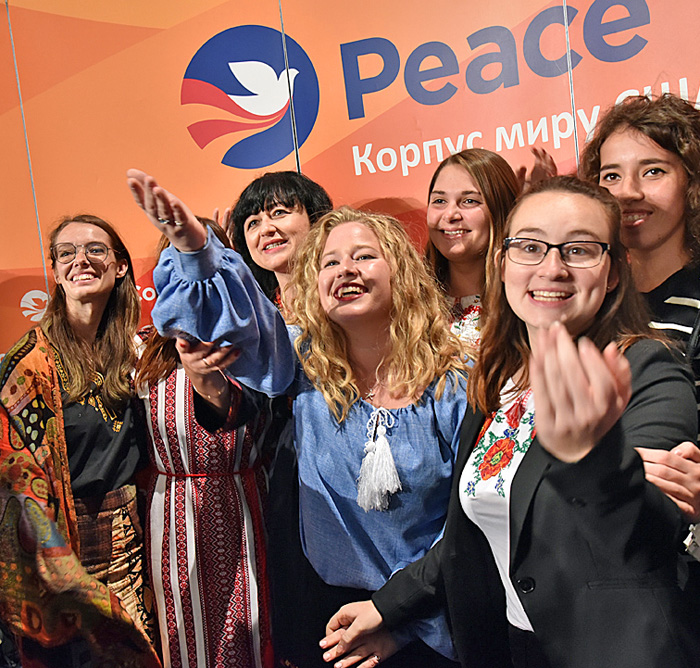Корпус миру давно довів свою ефективність, зокрема і в Україні. Фото з сайту zn.ua