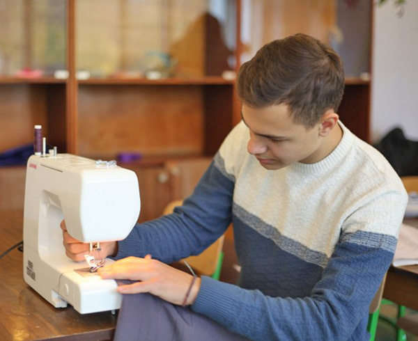 Працює швейний цех старшокласників. Фото з сайту Kramatorsr.Post