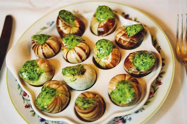 Равлики під часниковим соусом — класика французької кухні, яку можна спробувати в Україні. Фото з сайту artmuseum.lebedyn.org