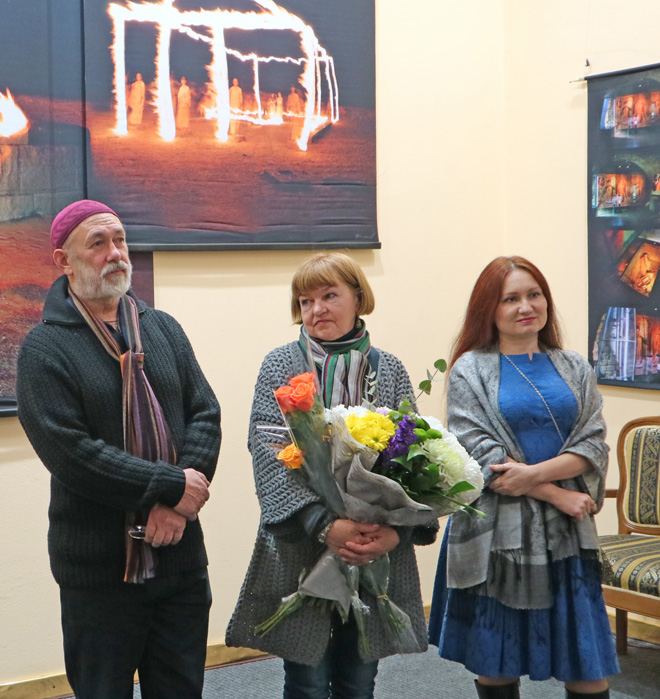 Володимир і Тетяна Бахтови (в центрі) зробили своє осмислення міфів про людей-героїв- богів. Фото надав автор