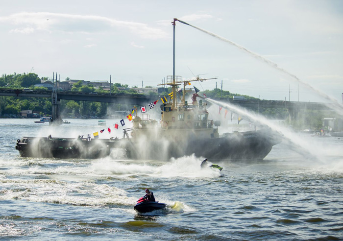 Водна феєрія приваблює численних відпочивальників. Mykolaiv River Fest вже став туристською принадою. Фото з сайту niklife.com.ua