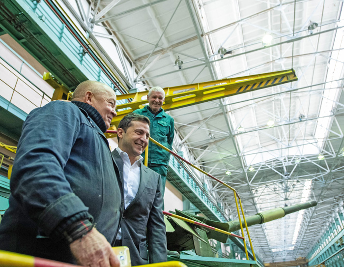 Президент залишився задоволеним відвідуванням заводу ім. В. О. Малишева. Фото з сайту president.gov.ua