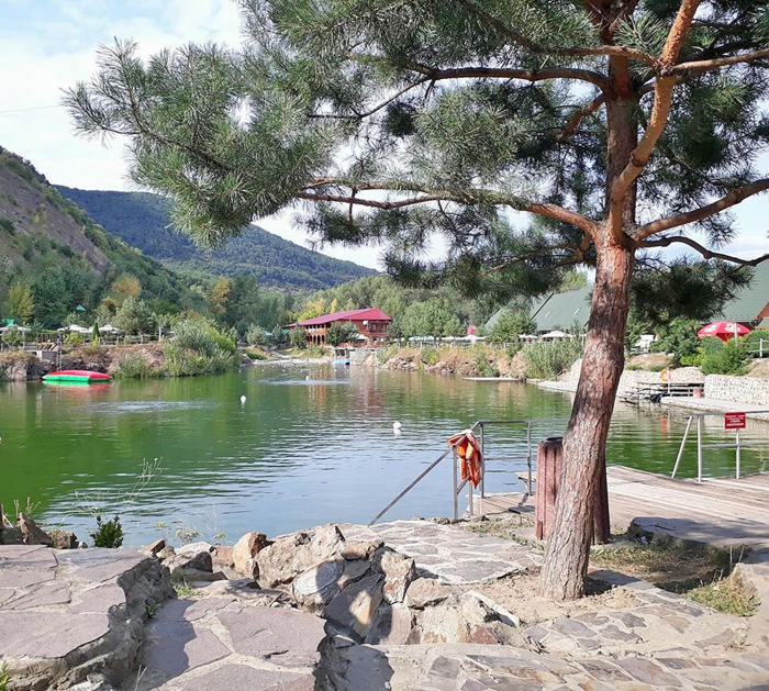 Комплекс відпочинку «Чорна гора» біля Виноградова — ідеальне місце для сімейного відпочинку, де є велике озеро з дзеркально чистою водою і дивовижні пейзажі. Фото з сайту zruchno.travel