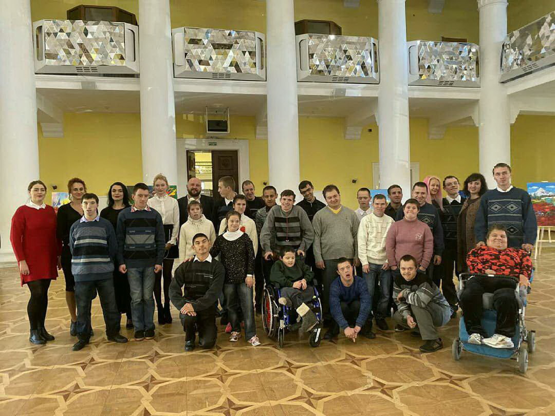  Учасники та автори робіт благодійної виставки-аукціону "Мистецтво за межами". Фото надане автором
