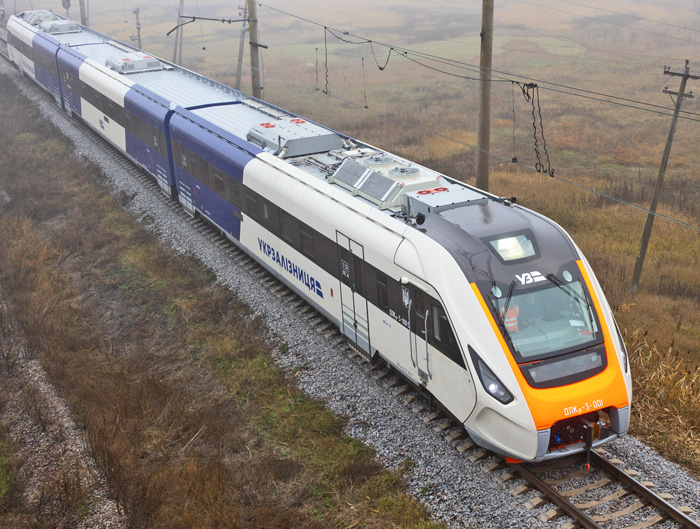 У випробуваннях нового дизель-поїзда беруть участь найдосвідченіші висококваліфіковані спеціалісти. Фото Юрія Язовцева