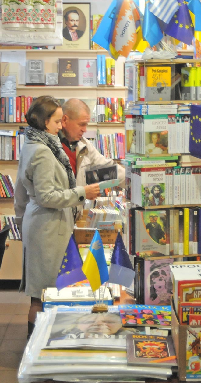 У магазині пана Дериведмедя почуваєшся затишно серед майже чотирьох тисяч українських книжок