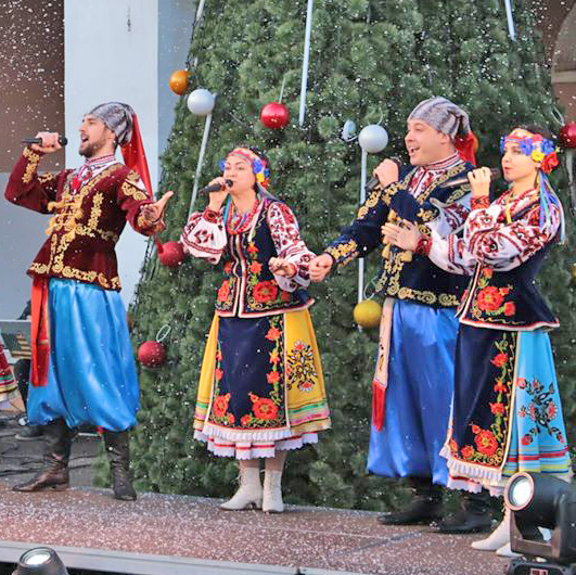 Біля новорічної ялинки у Золотому, де недавно провели розведення військ, влаштували свято. Фото з сайту Луганської ОДА