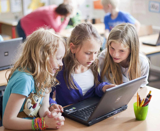Нинішні діти знаються на новітніх технологіях краще за старше покоління. Фото з сайту m.yukle.mobi
