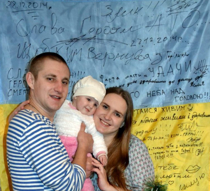Сергія Зулінського (на фото з родиною) за особисту мужність і героїзм посмертно нагороджено орденом «За мужність» III ступеня і нагрудним знаком «За оборону Донецького аеропорту».  Фото з сайту misto.vn.ua