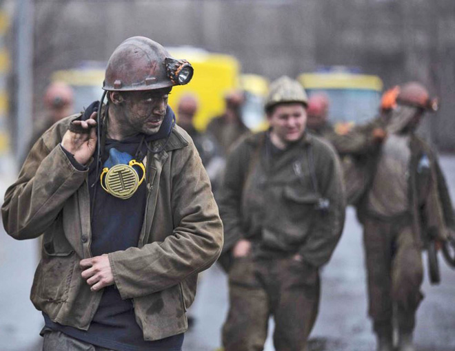На тимчасово окупованій території Донбасу гірники спускаються в шахту за 2 тисячі гривень зарплати, та й ту затримують на 2—3 місяці. Фото з сайту obozrevatel.com