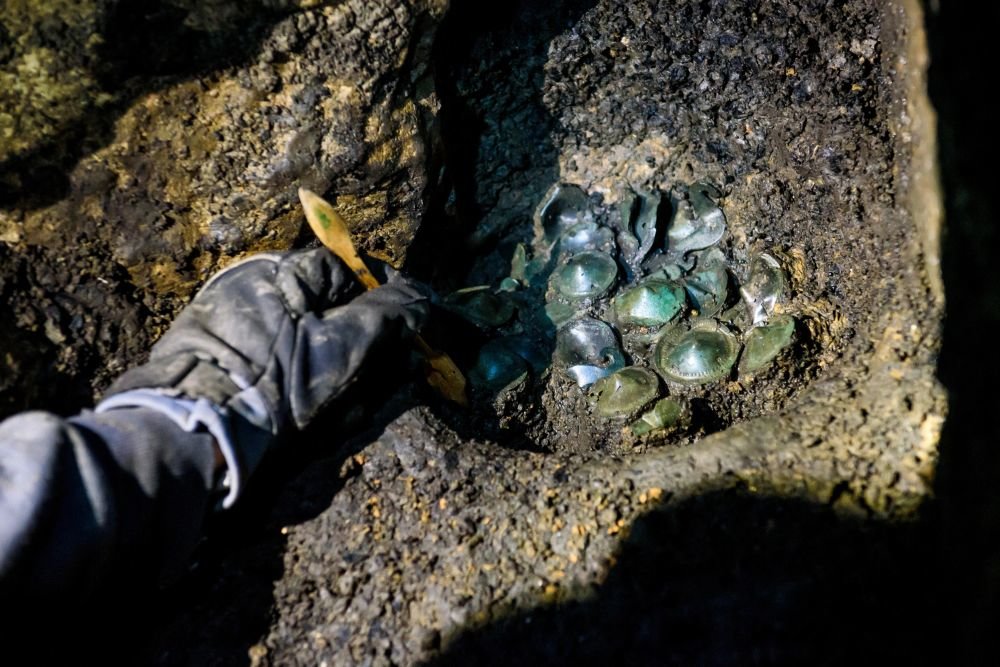 Археологи знайшли 59 бронзових виробів, зокрема багато дисків. Їх заховали біля підземного струмка під насипом каменів.