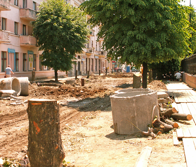 Приклад неповаги до історії міста: під час ремонту пішохідної зони по вулиці О. Кобилянської по-варварськи спиляли дерева. Фото Людмили Айґаре.