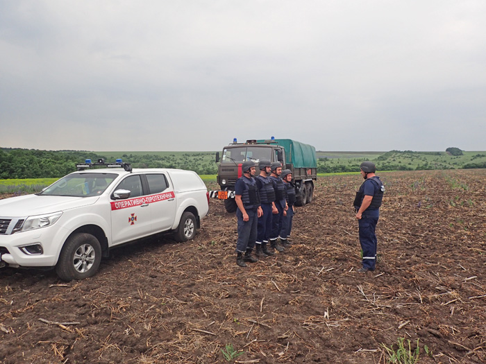 Бійці частини піротехнічних робіт і гуманітарного розмінування аварійно-рятувального загону спеціального призначення ДСНС у Луганській області