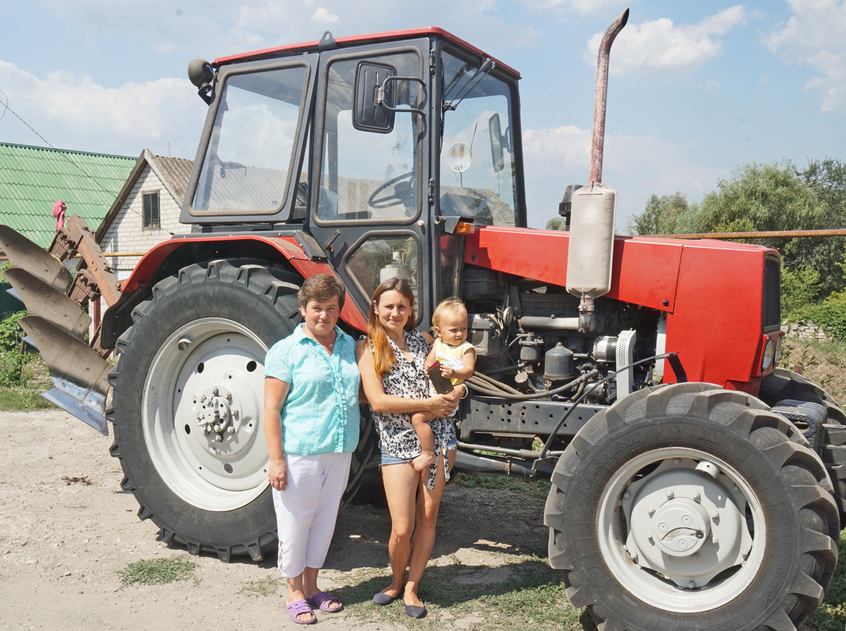 Тетяна Сус та Вікторія Верозубова з очікуваною покупкою. Фото із сімейного архіву