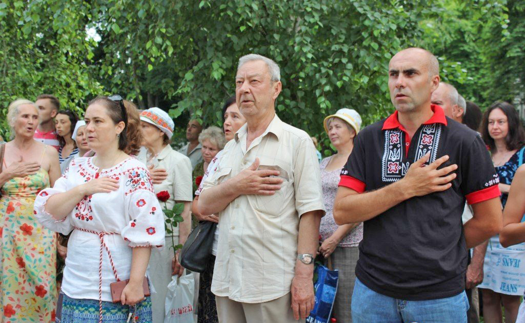 Володимир Голуб (у центрі) разом з однодумцями опікується також національно-патріотичним вихованням земляків. Фото надав автор