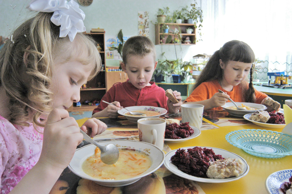 Аби діти їли смачну і здорову їжу, уся продукція проходитиме експертизу. Фото Володимира ЗАЇКИ