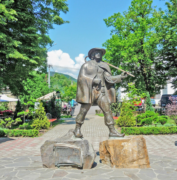 Відкритий 2005 року в райцентрі Перечин пам’ятник листоноші Федору Фекеті засвідчує, що в Україні не розучилися шанувати людей за самовіддану працю