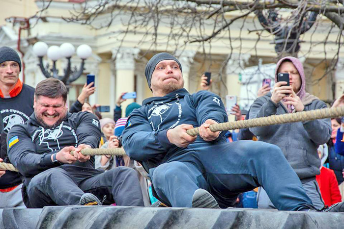 Голова Миколаївської облдержадміністрації Олексій Савченко і Сергій Конюшок встановлюють черговий рекорд