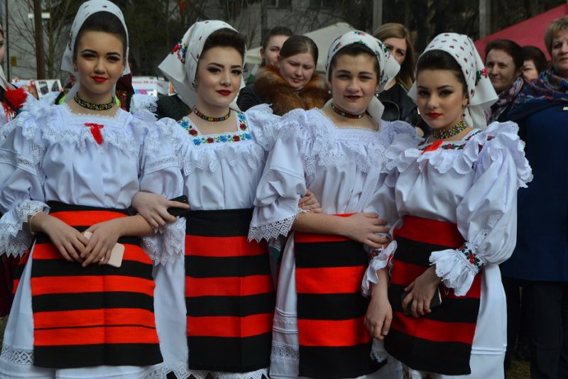 Дівчата-румунки в національному одязі. Фото автора