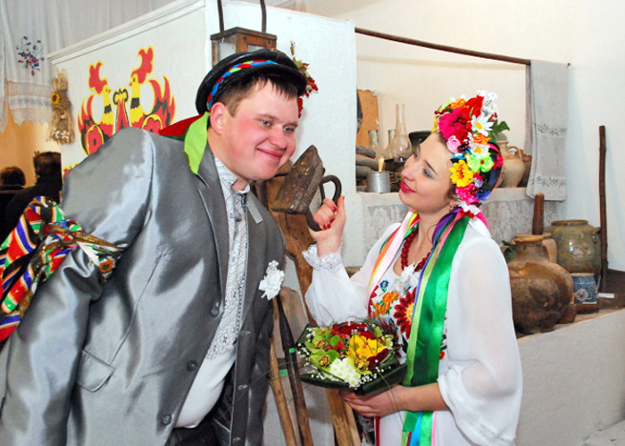 У Музеї народного весілля в селі Великі Будища Диканського району можна не лише доторкнутися до експонатів, а й перенестися в минуле. Фото з сайту ridneselo.com