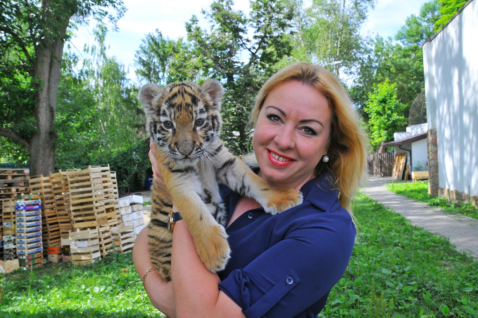 Директор зоопарку з Трішею, яку вона разом з колегами вигодувала після відмови мами-тигриці. Фото з архіву підприємства 