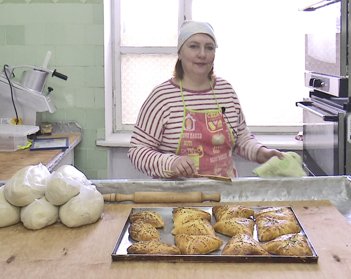 Ірина Мамроцька господарює в цеху, готуючи тісто й пиріжки. Фото надав автор