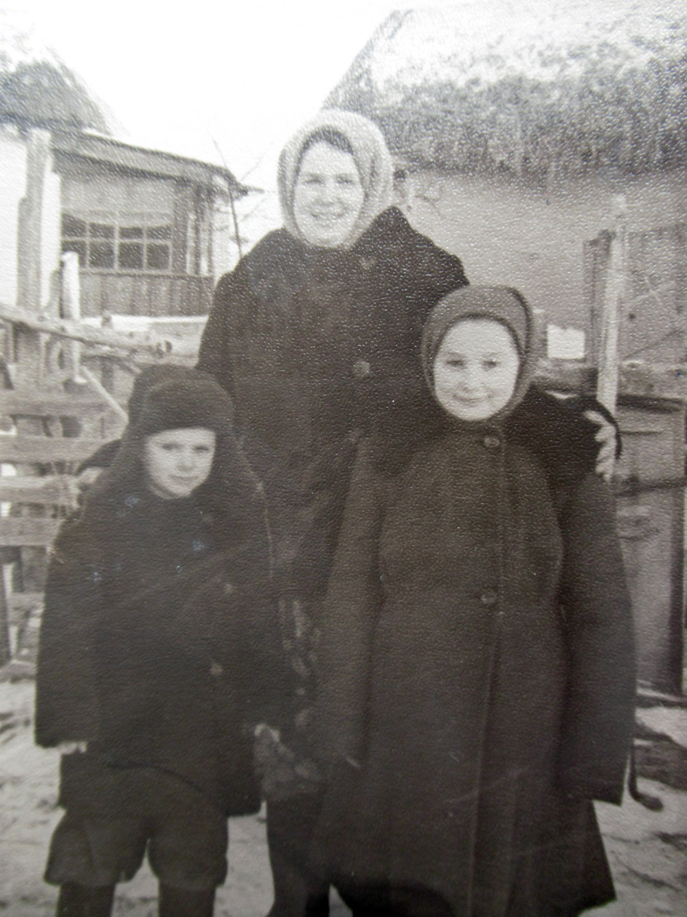 Люда-Дзвіночок з мамою і братом. Фото надав автор
