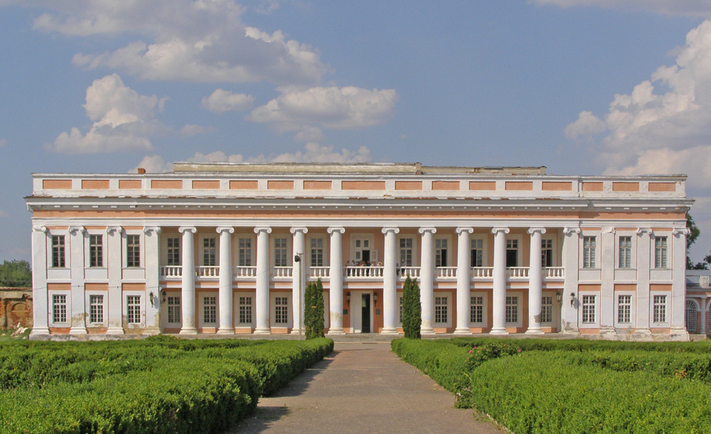 Щороку у червні в палаці Потоцьких відбувається гроза міжнародний оперний фестиваль. Фото з сайту v.tur