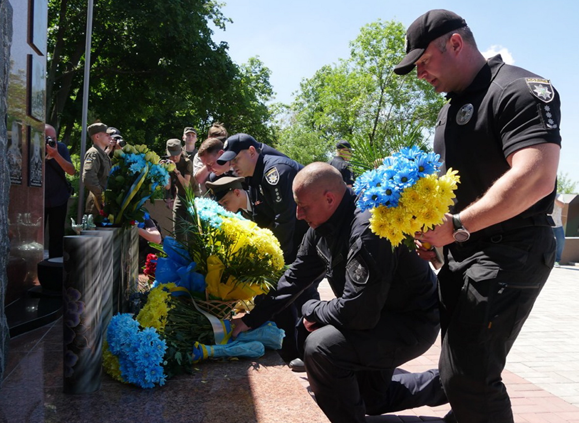 Квіти від бойових побратимів до меморіалу загиблим. Фото Донецької ОДА