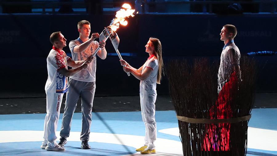 Вогонь ігор одночасно запалили сім білоруських спортсменів, зокрема знаменита біатлоністка Дар'я Домрачева. 