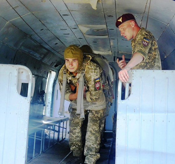 Тренуємо зміну: військовослужбовці строкової служби готуються до здійснення першого стрибка з парашутом. Фото з сайту mil.gov.ua