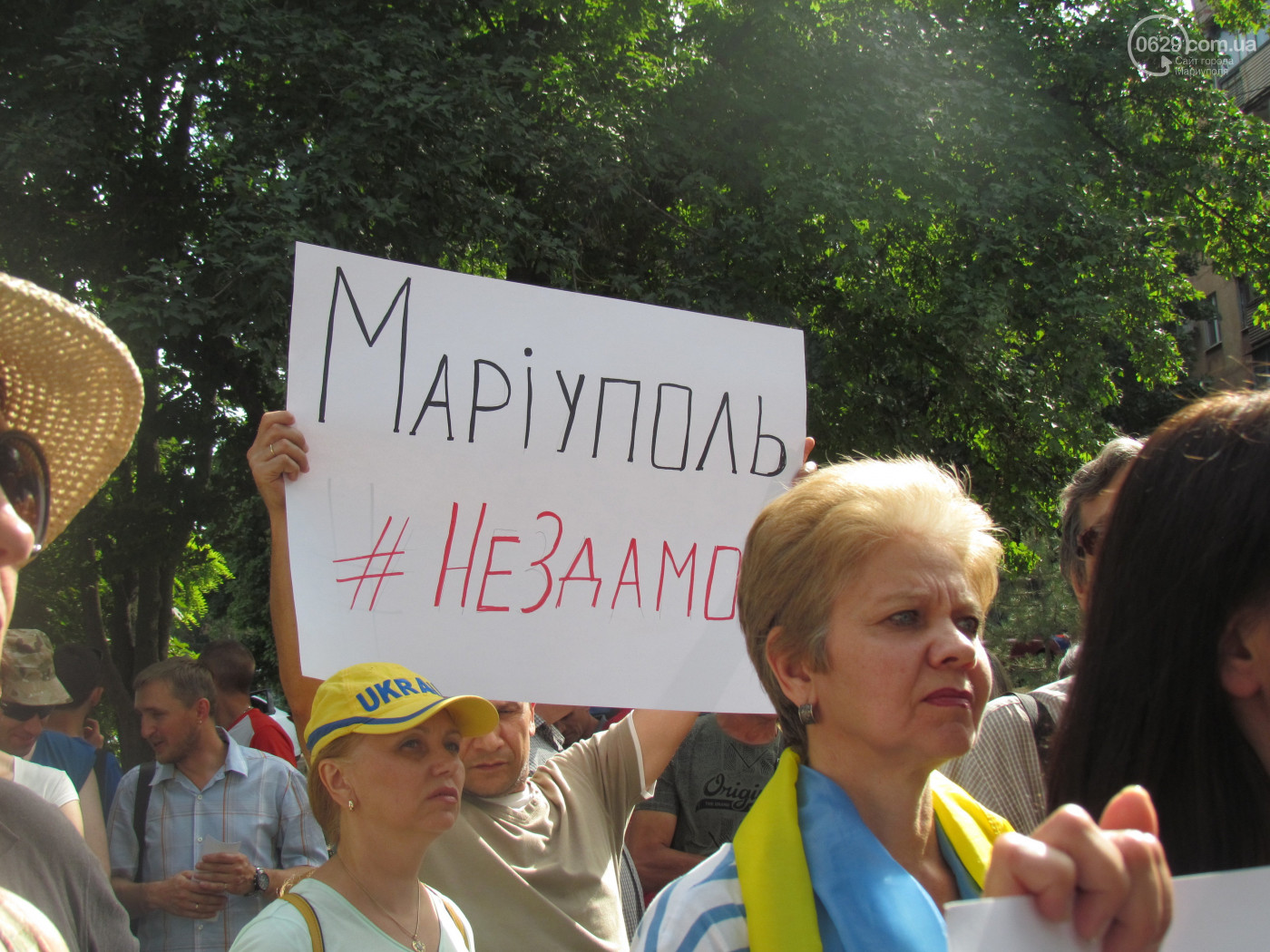 Про настрої жителів міста свідчать плакати, під якими пройшла акція. Фото з сайту 0629.com.ua