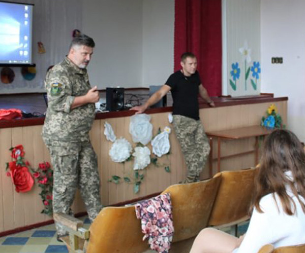До Кримського завітали представники командування операції Об’єднаних сил та ГО «Мистецька вежа», щоб влаштувати ексклюзивний кінопоказ. Фото з сайту цивільно-військового співробітництва ООС