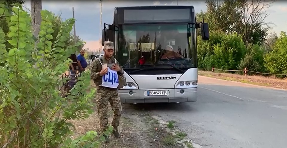 Розпочав працювати спеціалізований сучасний автобус від КПВВ «Станиця Луганська» до зруйнованого мосту. Фото з сайту Луганської ОДА