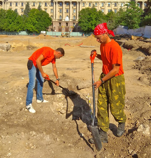 Під керівництвом Олександра Смирнова (на передньому плані) археологи на центральній площі Миколаєва знайшли артефакти різних часів. Фото надала автор