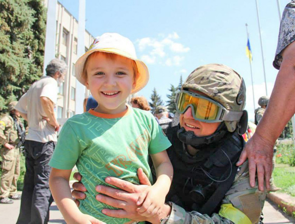 Визволенню Слов’янська українськими військовими раділи і діти, й дорослі. Фото з сайту tsn.ua