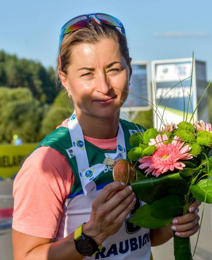  Заслужений майстер спорту олімпійська чемпіонка Валентина Семеренко і її нагорода.