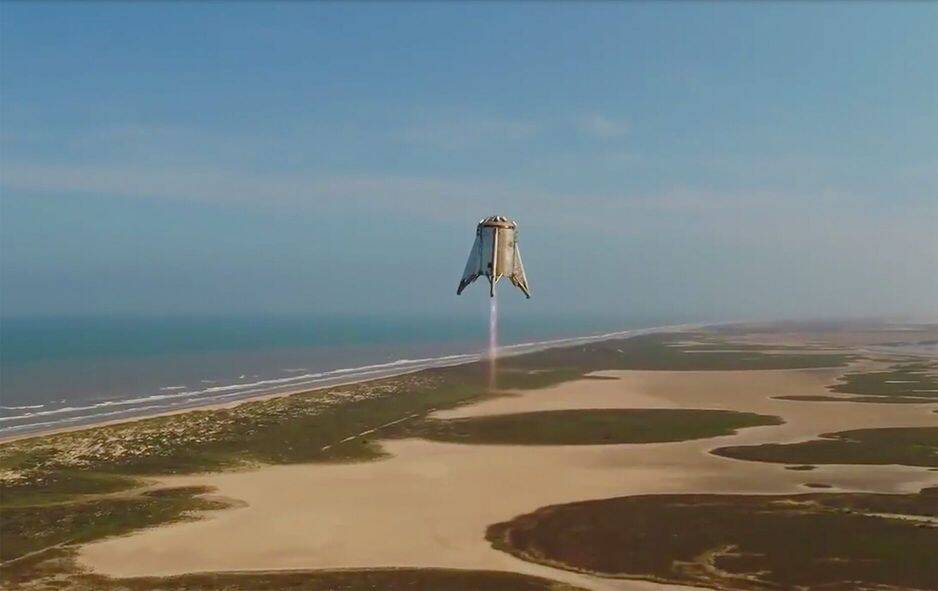 Starhopper SpaceX, перший прототип автомобіля Starship, що колонізує Марс, піднімається під час короткого тестового польоту в Бока-Чіка, Техас, 27 серпня 2019 року. SpaceX