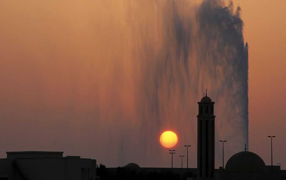 Захід сонця біля мечеті та знаменитий фонтан Джидда в Джидді, Саудівська Аравія, 29 серпня 2019 року. AP Photo