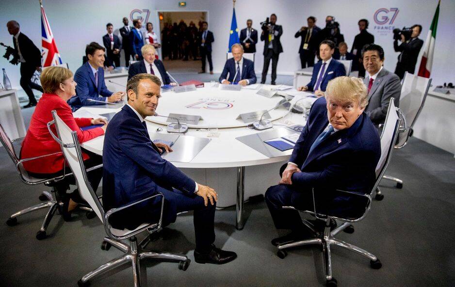 Президент Франції Еммануель Макрон та президент Дональд Трамп беруть участь у робочій зустрічі  G-7 з питань глобальної економіки, зовнішньої політики та питань безпеки під час саміту «Великої сімки» у Біарриці, Франція, 25 серпня 2019 року. AP Photo 