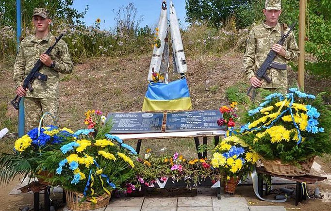 Біля меморіалу загиблим бійцям поблизу Авдіївки. Фото пресслужби 92-ї ОМБр ЗСУ