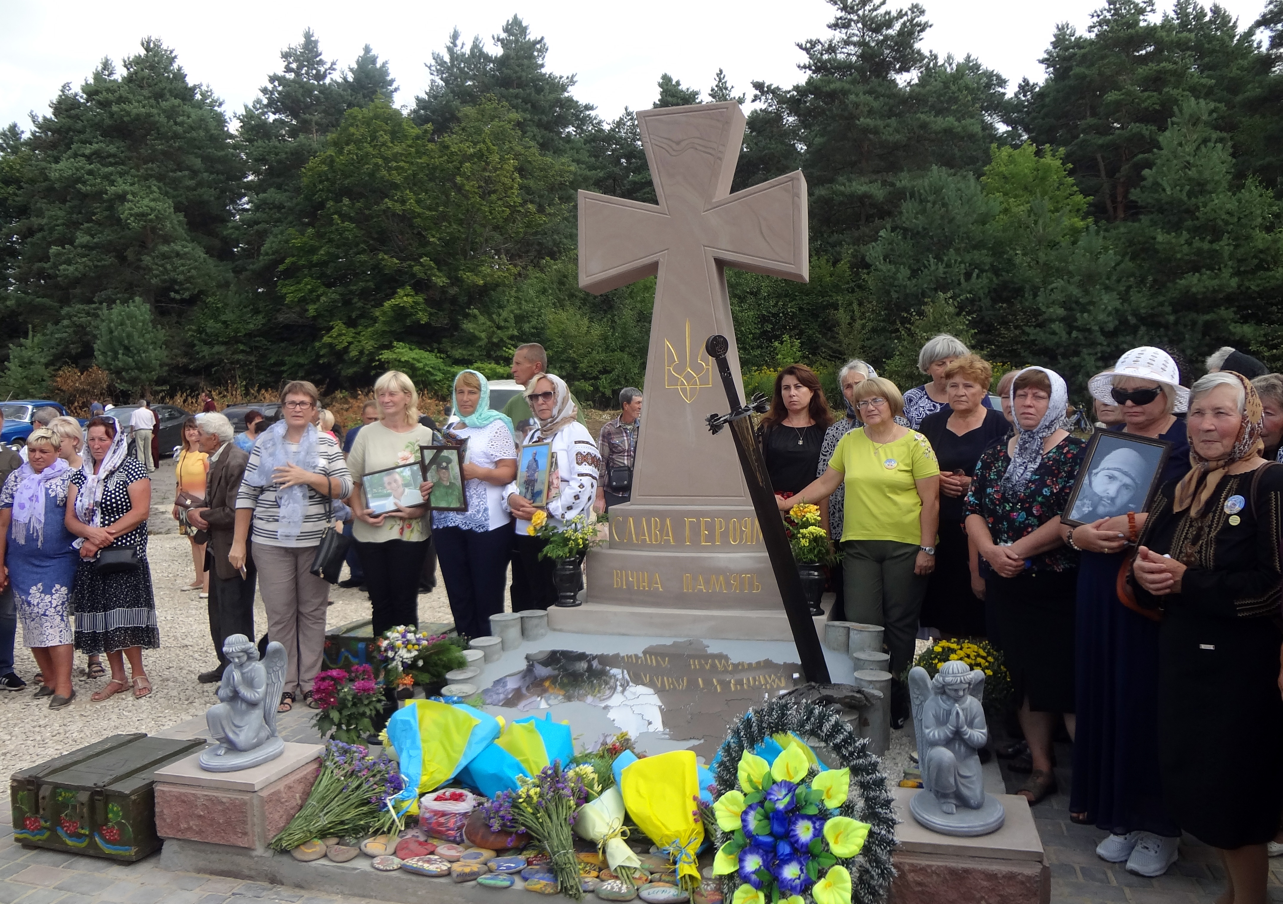 Матері та рідні загиблих оборонців української землі біля щойно відкритого пам’ятника Героям війни в Лішні. Фото Людмили Островської  