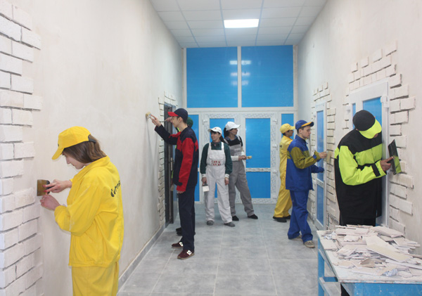 Майбутні робітники із Сєверодонецького професійного будівельного ліцею вчаться за дуальною системою, тож більшість часу опановують навички