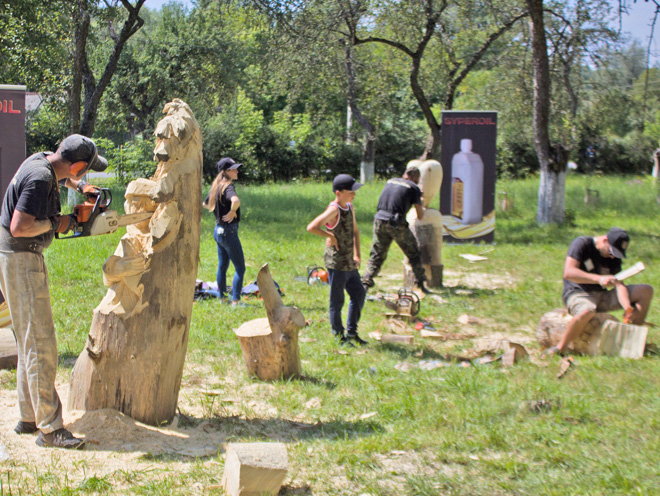 Дерев’яні скульптури прикрашатимуть територію ліцею у Великому Бичкові